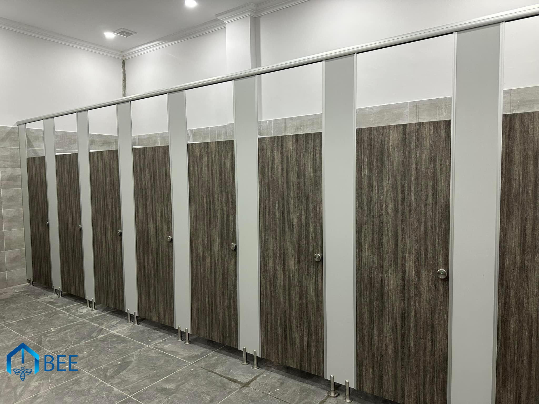 Vách Ngăn Vệ Sinh Compact HPL Cho Khu Công Nghiệp – Giải Pháp Bền Vững, Hiệu Quả