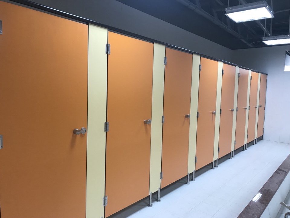 Vách Ngăn Vệ Sinh Cho Ký Túc Xá – Tiện Lợi, Bền Bỉ Và An Toàn Cùng Tấm Compact HPL