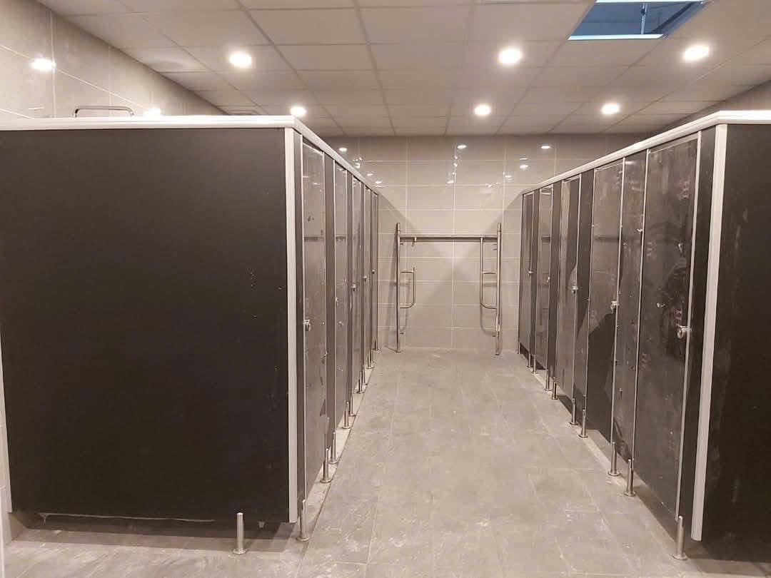 Thi Công Nhanh Gọn, Sạch Sẽ – Lựa Chọn Vách Ngăn Compact Cho Công Trình Hiện Đại