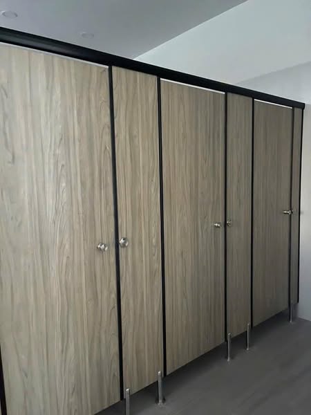 Tấm Compact HPL Chịu Lực Tốt – Giải Pháp Hoàn Hảo Cho Vách Ngăn Vệ Sinh Công Cộng