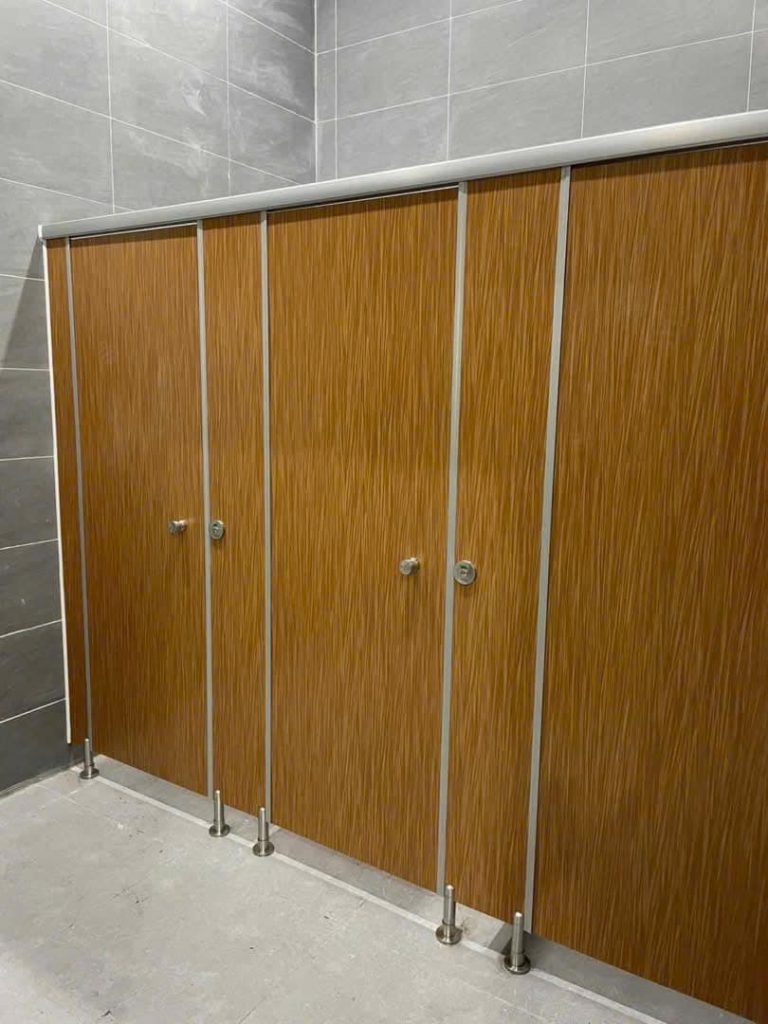 Quy Trình Thi Công Vách Ngăn Compact Đúng Chuẩn Chuyên Nghiệp Tại MBEE