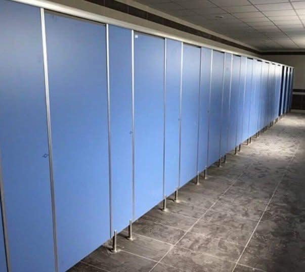 Những Tiêu Chí Đánh Giá Đơn Vị Thi Công Vách Ngăn Vệ Sinh Uy Tín Nhất 2025