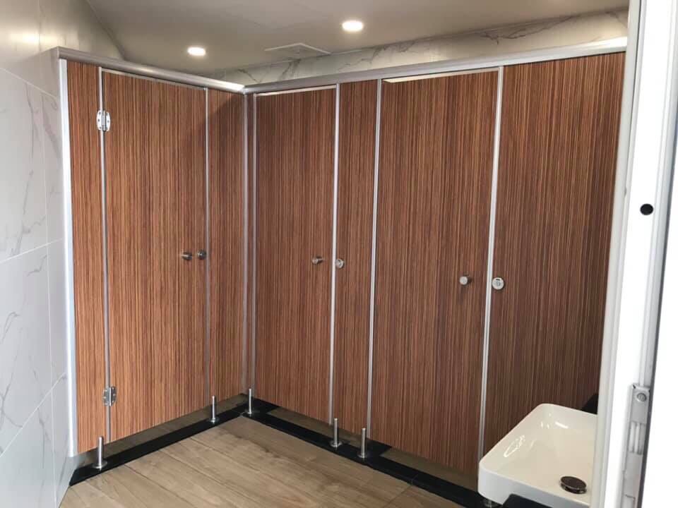Tại Sao Tấm Compact HPL Lại Được Ưa Chuộng Trong Thi Công Nhà Vệ Sinh?