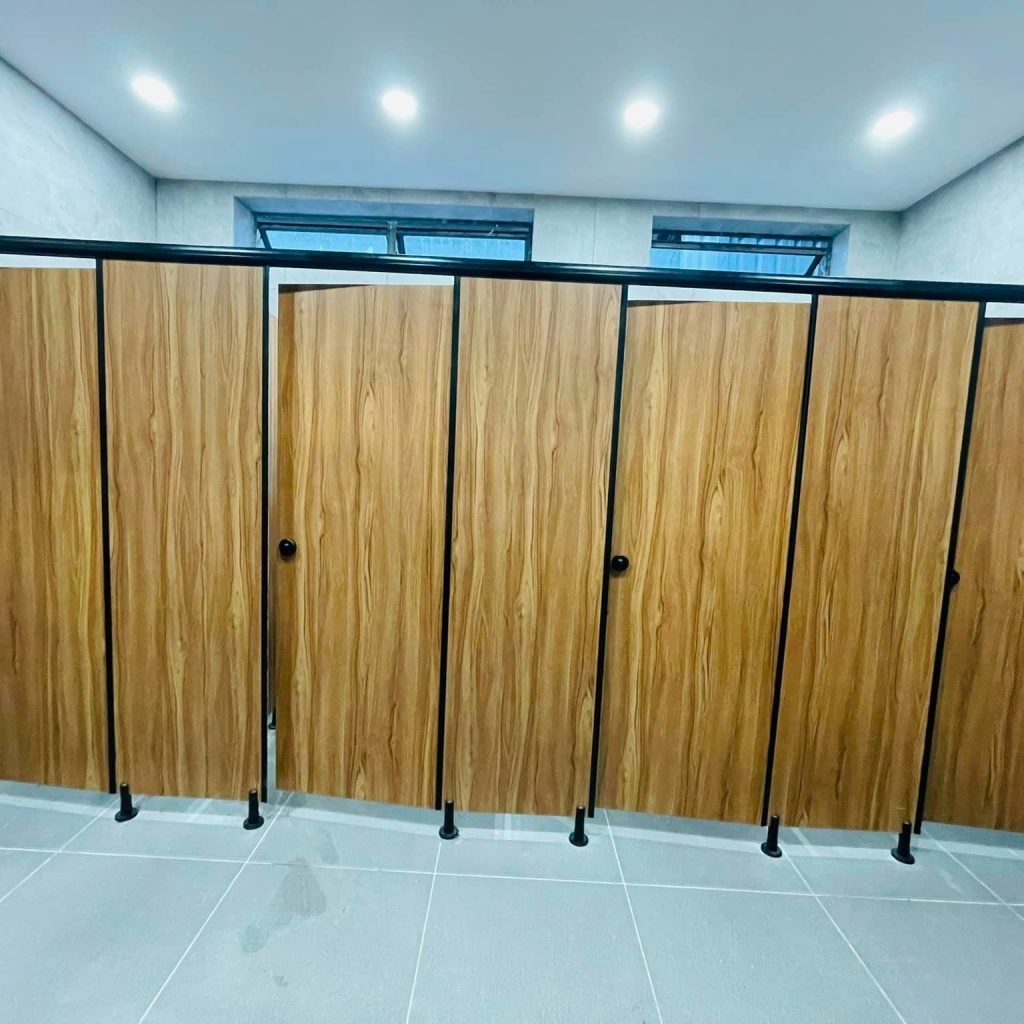 Tại Sao Tấm Compact HPL Lại Được Ưa Chuộng Trong Thi Công Nhà Vệ Sinh?