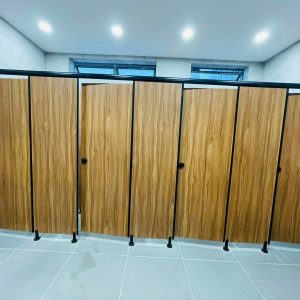 Tại Sao Tấm Compact HPL Lại Được Ưa Chuộng Trong Thi Công Nhà Vệ Sinh?