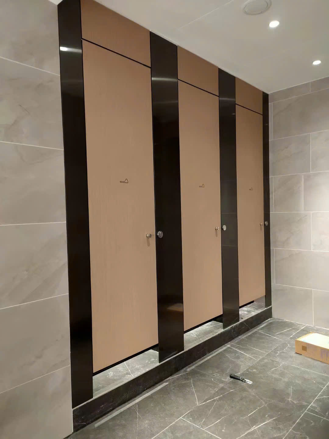 Ý Tưởng Thiết Kế Vách Ngăn Vệ Sinh Compact HPL Độc Đáo