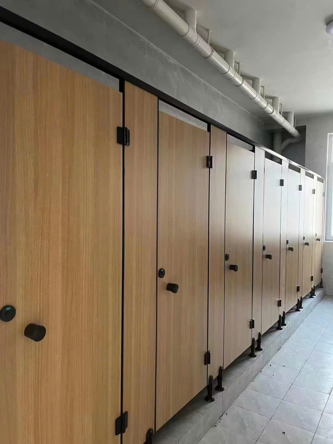 Tấm Compact HPL Cho Khu Vực Ẩm Ướt: Lựa Chọn Tối Ưu