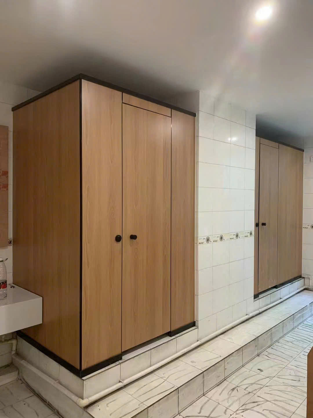 Tấm Compact HPL Cho Khu Vực Ẩm Ướt: Lựa Chọn Tối Ưu