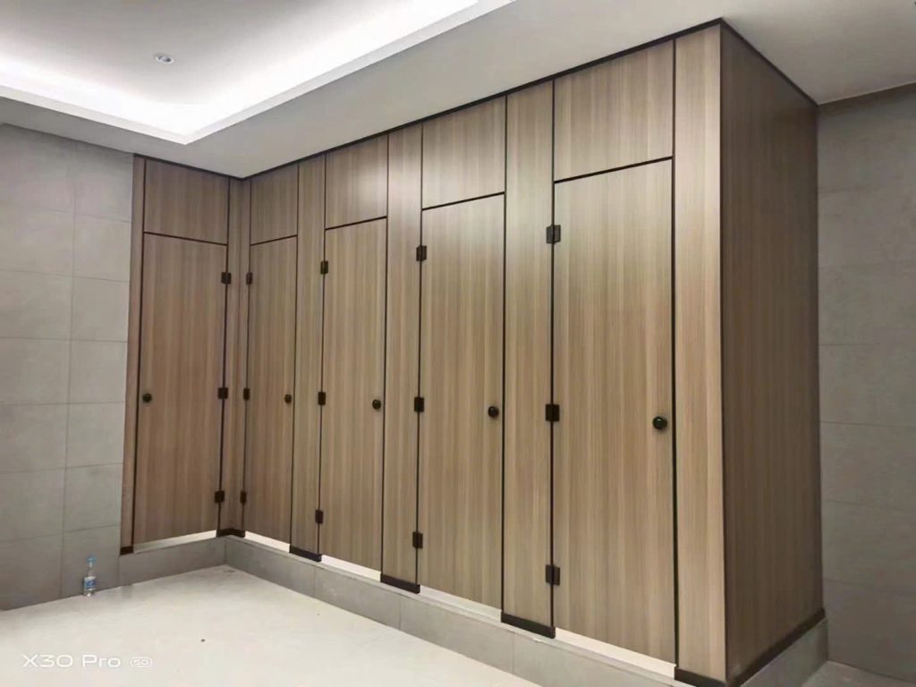 Vách ngăn vệ sinh Compact HPL là giải pháp tối ưu cho các công trình hiện đại nhờ độ bền cao, khả năng chịu lực tốt, ít cong vênh và tiết kiệm chi phí dài hạn. Nếu bạn đang tìm kiếm một loại vật liệu chất lượng, Compact HPL chắc chắn là lựa chọn đáng cân nhắc.