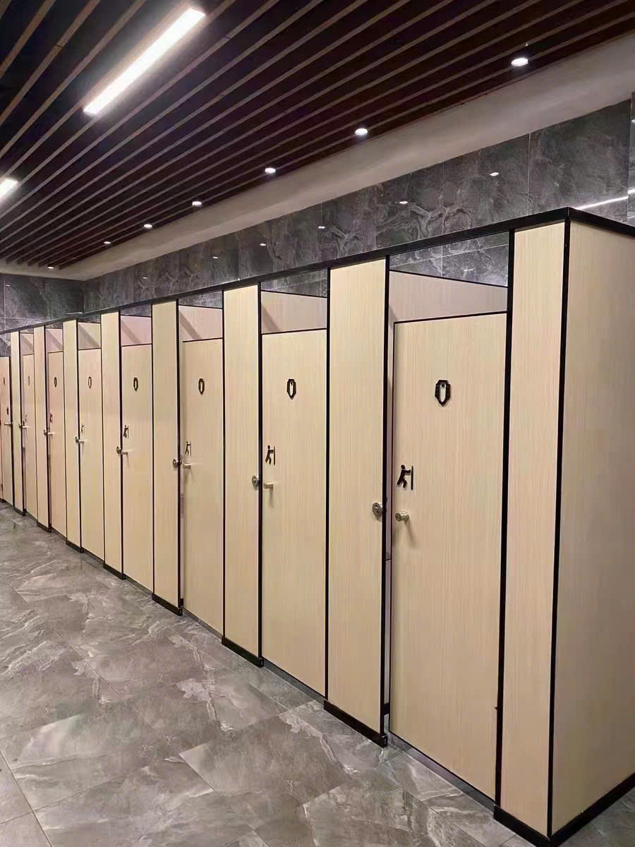 Giải Pháp Vách Ngăn Vệ Sinh Tấm Compact HPL Cho Nhà Thi Đấu, Sân Vận Động