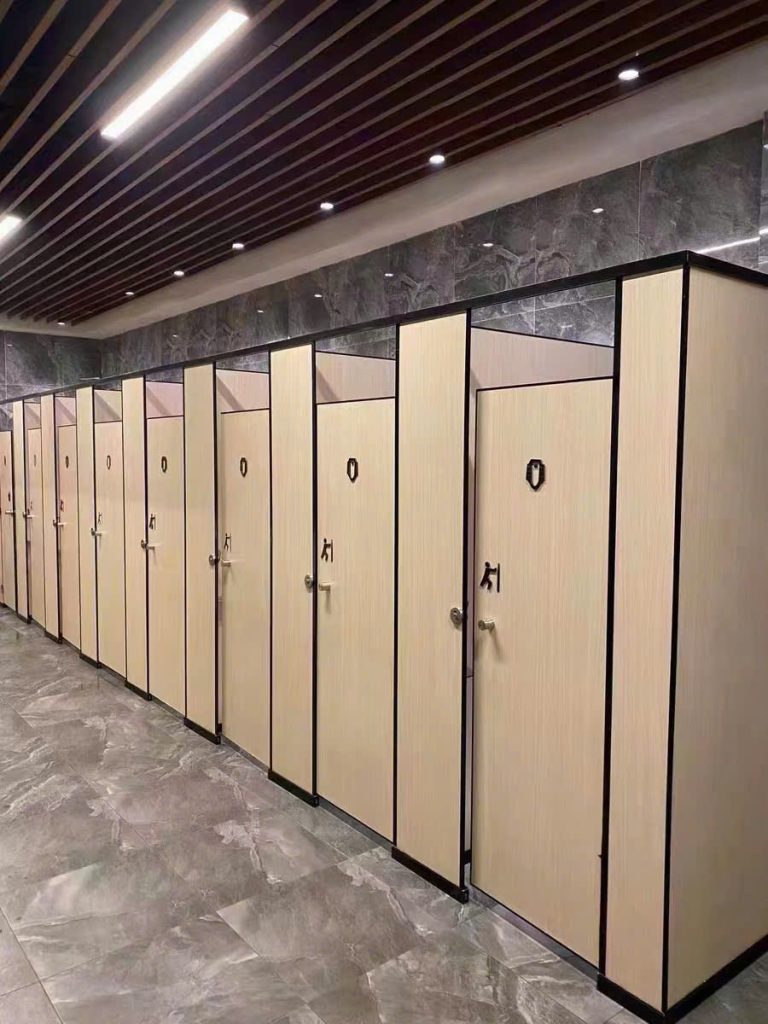 Vách Ngăn Vệ Sinh Compact HPL Cho Bệnh Viện: Kháng Khuẩn, Vệ Sinh