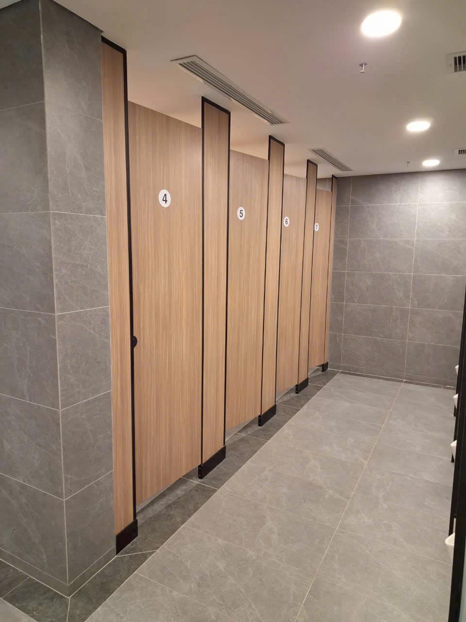 Vách Ngăn Vệ Sinh Compact HPL Chống Nước 100%, Giá Tốt Trên Thị Trường