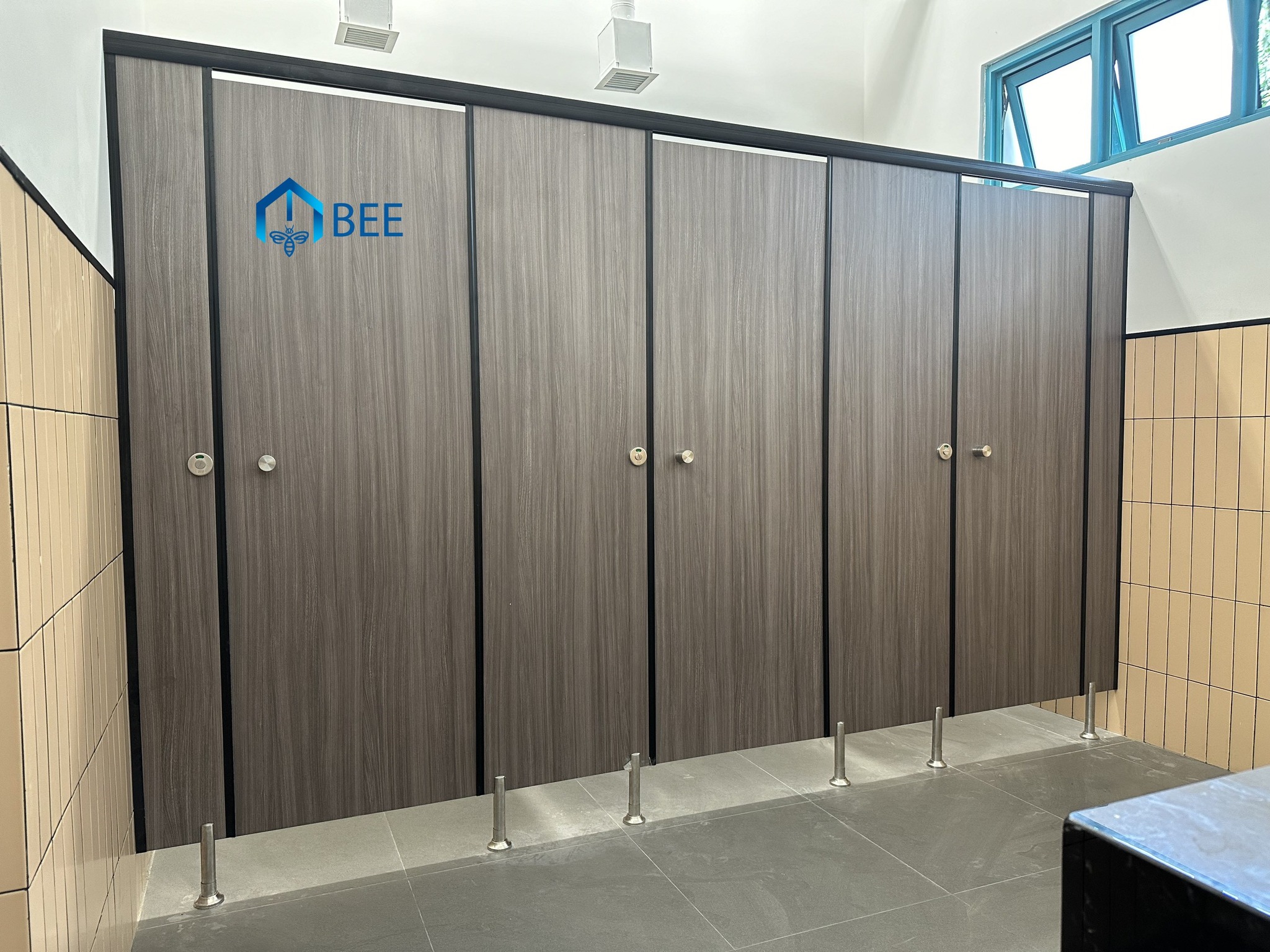 Hướng Dẫn Xử Lý Sự Cố Khi Vách Ngăn Tấm Compact HPL Bị Hỏng