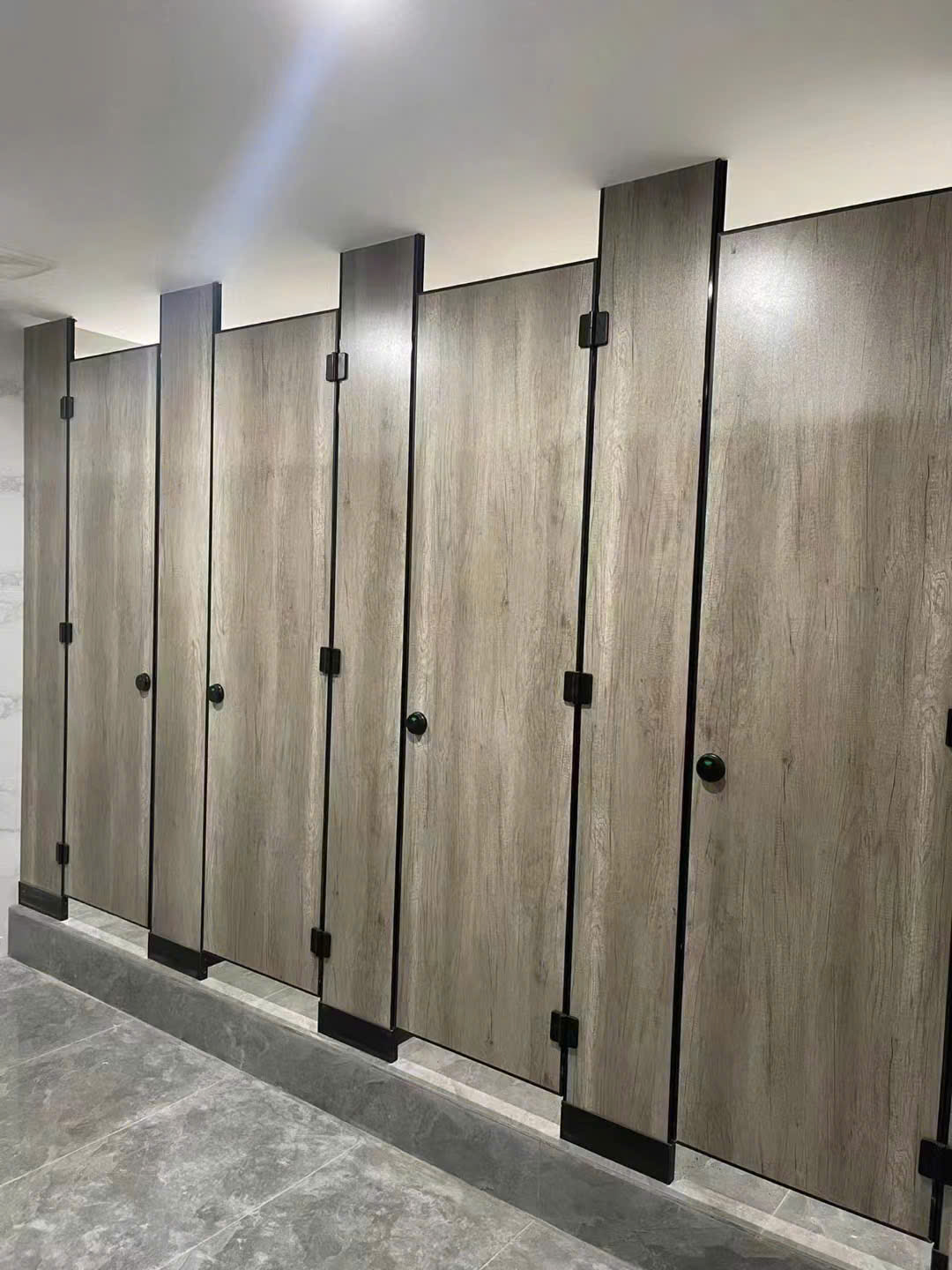 Vách Compact HPL không chỉ là giải pháp bền bỉ, thẩm mỹ mà còn đảm bảo an toàn và chất lượng theo các tiêu chuẩn quốc tế về vật liệu, chống nước, chống cháy, và độ bền cơ học. Với MBEE, bạn sẽ yên tâm lựa chọn vách ngăn tấm Compact HPL chất lượng cao, phù hợp với mọi công trình, từ nhà vệ sinh công cộng đến không gian hiện đại.
