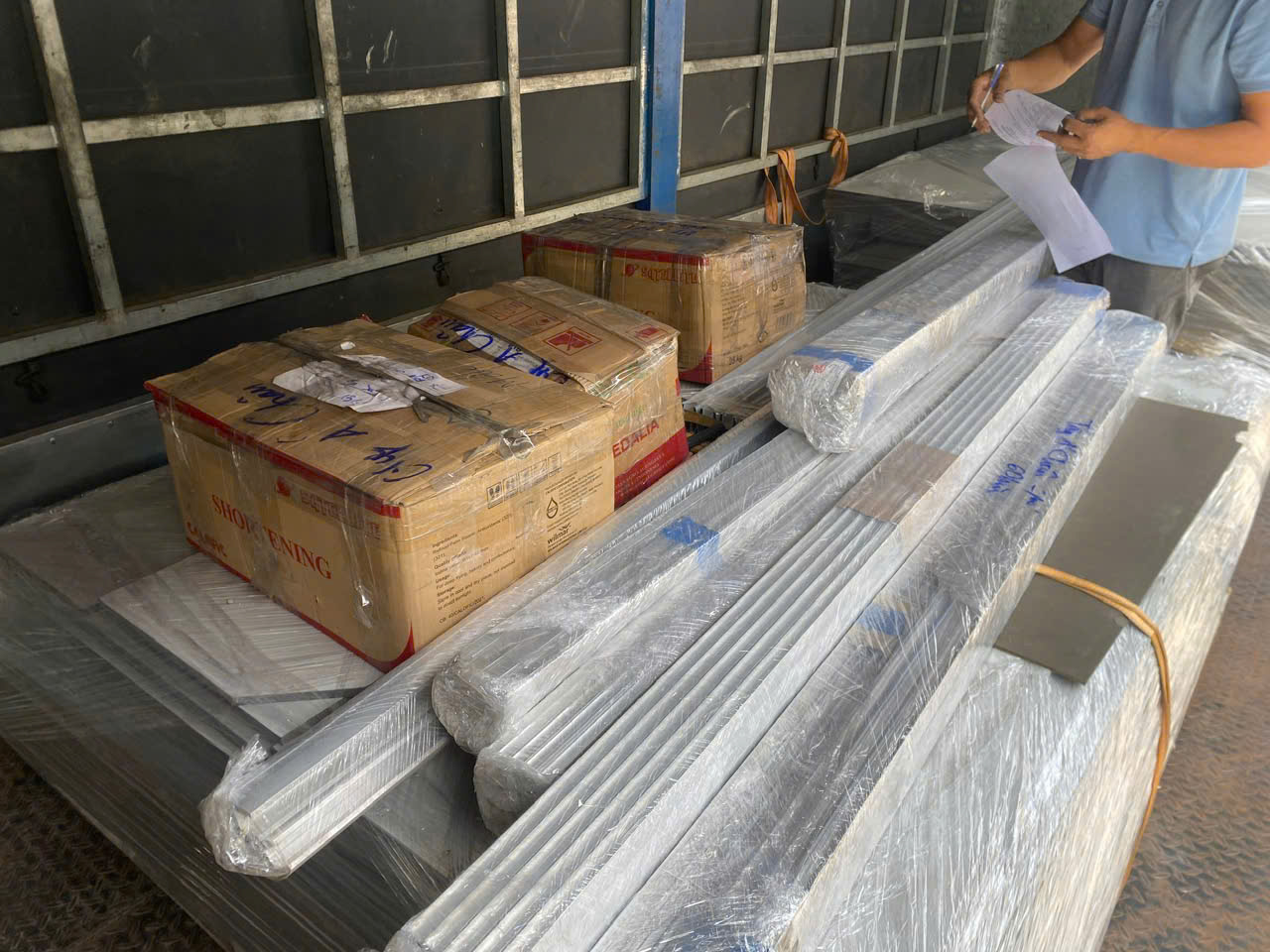Vách Compact HPL không chỉ là giải pháp bền bỉ, thẩm mỹ mà còn đảm bảo an toàn và chất lượng theo các tiêu chuẩn quốc tế về vật liệu, chống nước, chống cháy, và độ bền cơ học. Với MBEE, bạn sẽ yên tâm lựa chọn vách ngăn tấm Compact HPL chất lượng cao, phù hợp với mọi công trình, từ nhà vệ sinh công cộng đến không gian hiện đại.