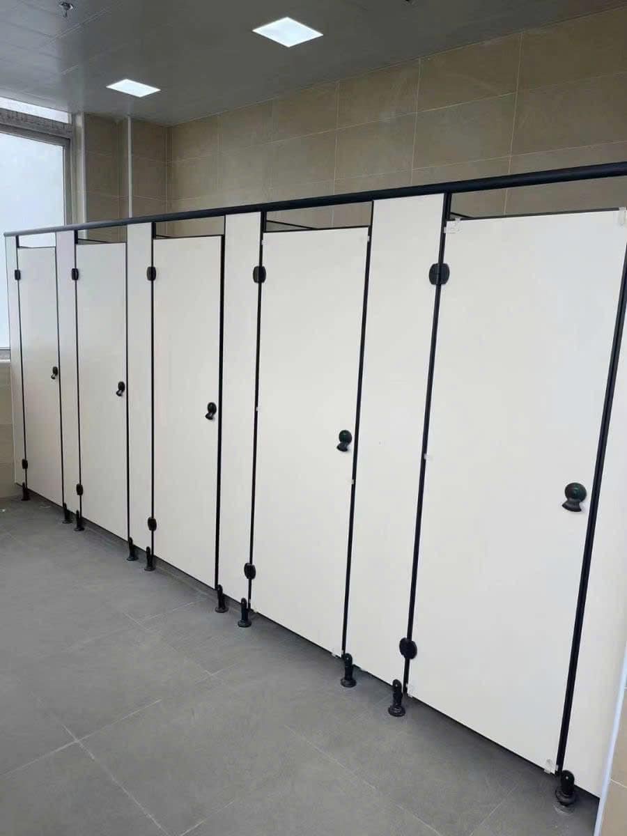 Tại Sao Nên Chọn Tấm Compact HPL Làm Vách Ngăn Vệ Sinh Trường Học?