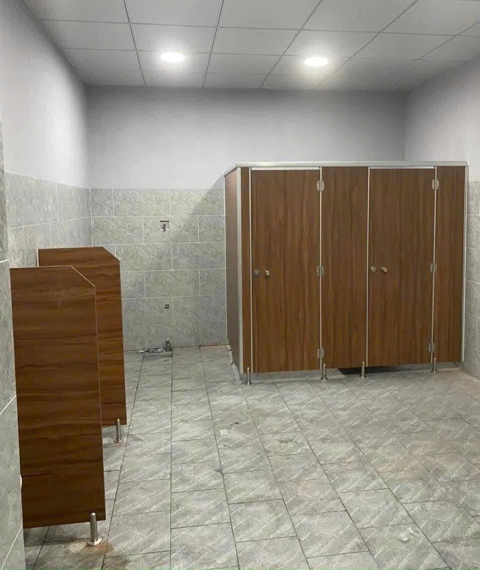 Tại Sao Nên Chọn Tấm Compact HPL Làm Vách Ngăn Vệ Sinh Trường Học?
