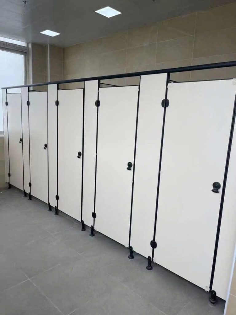 Thi Công Vách Ngăn Vệ Sinh Tấm Compact HPL Tại Gia Lai