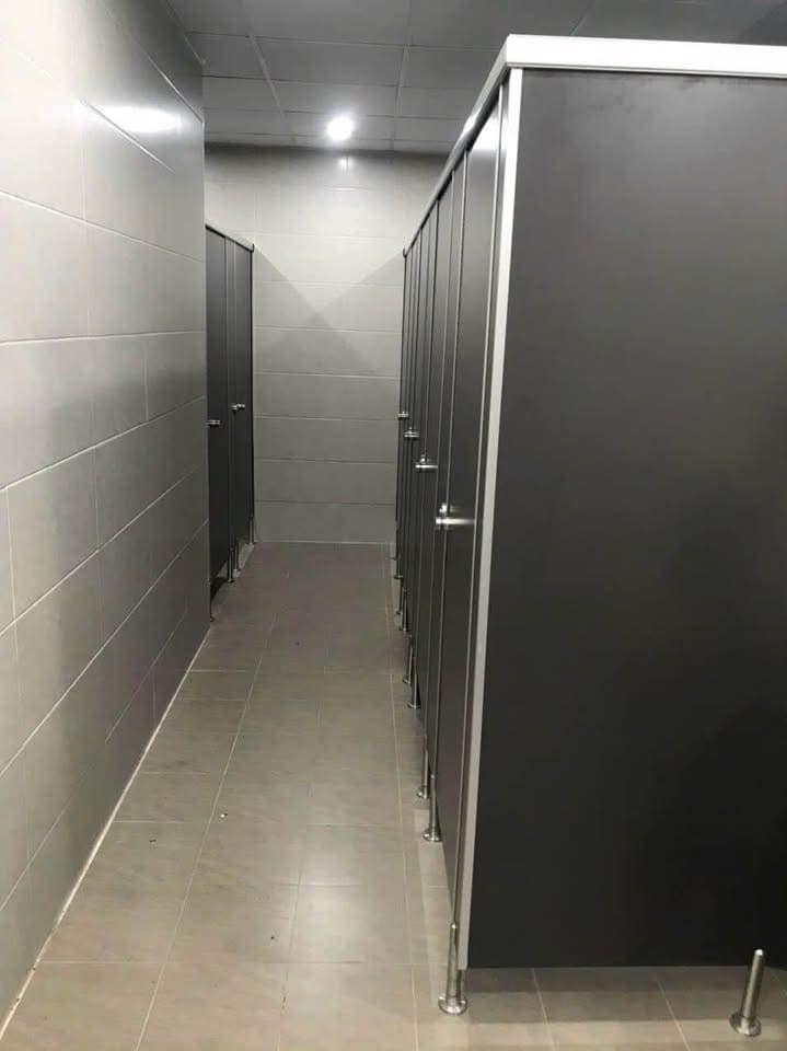 Thi Công Vách Ngăn Vệ Sinh Tấm Compact HPL Tại Phường Cầu Ông Lãnh, TP. Hồ Chí Minh