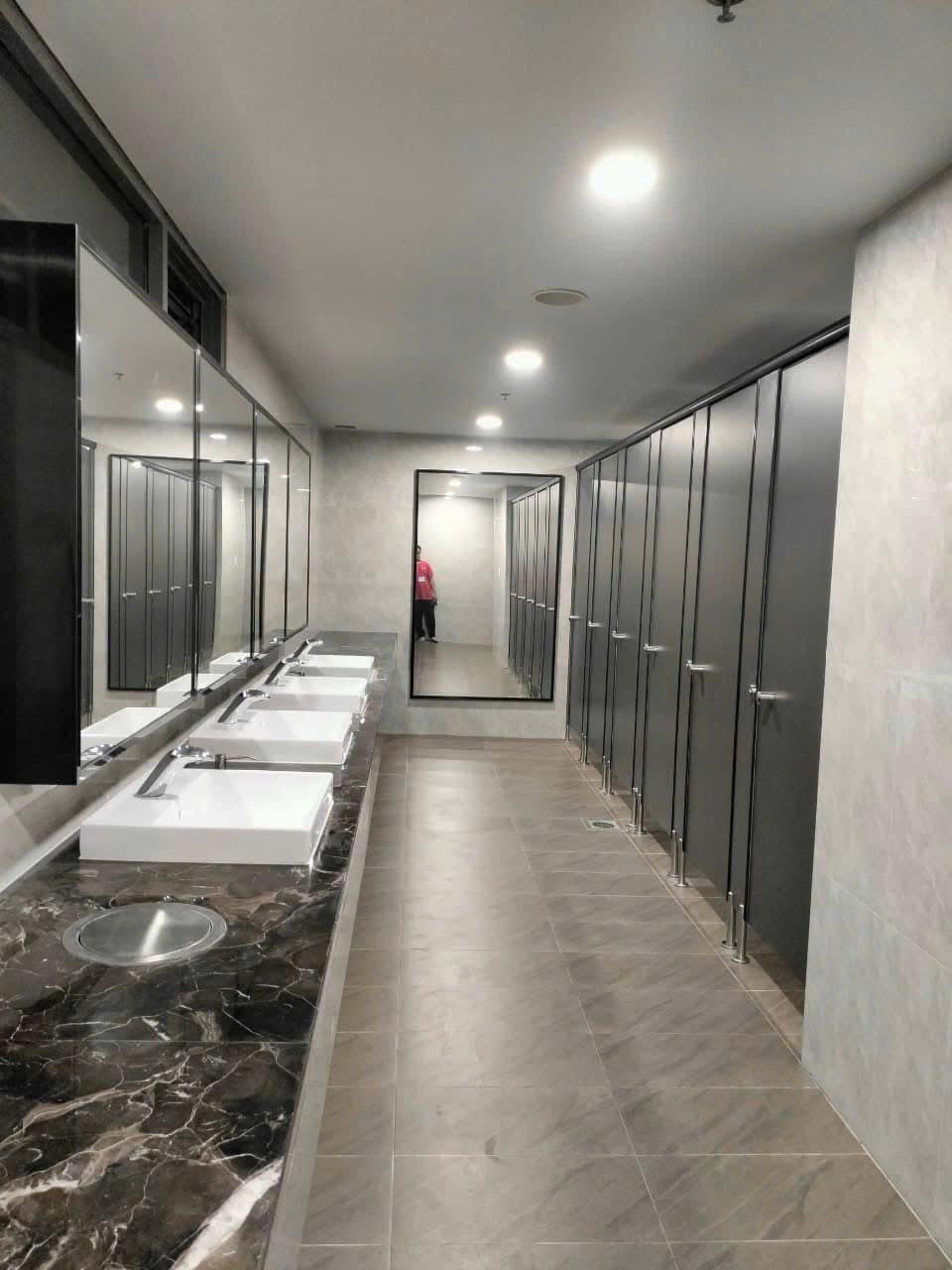 Thi Công Vách Ngăn Vệ Sinh