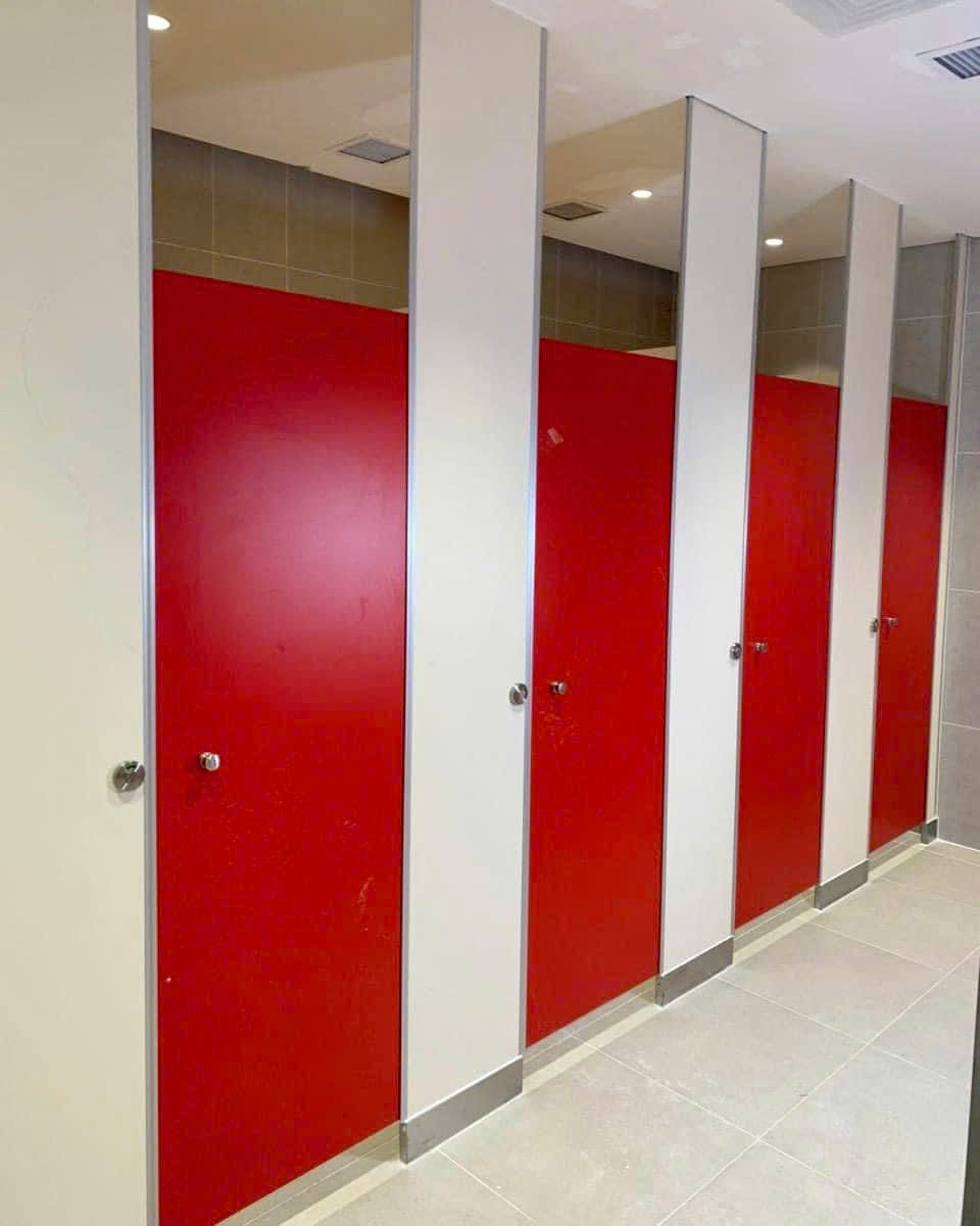 Thi Công Vách Ngăn Vệ Sinh Tấm Compact HPL Tại Gia Lai
