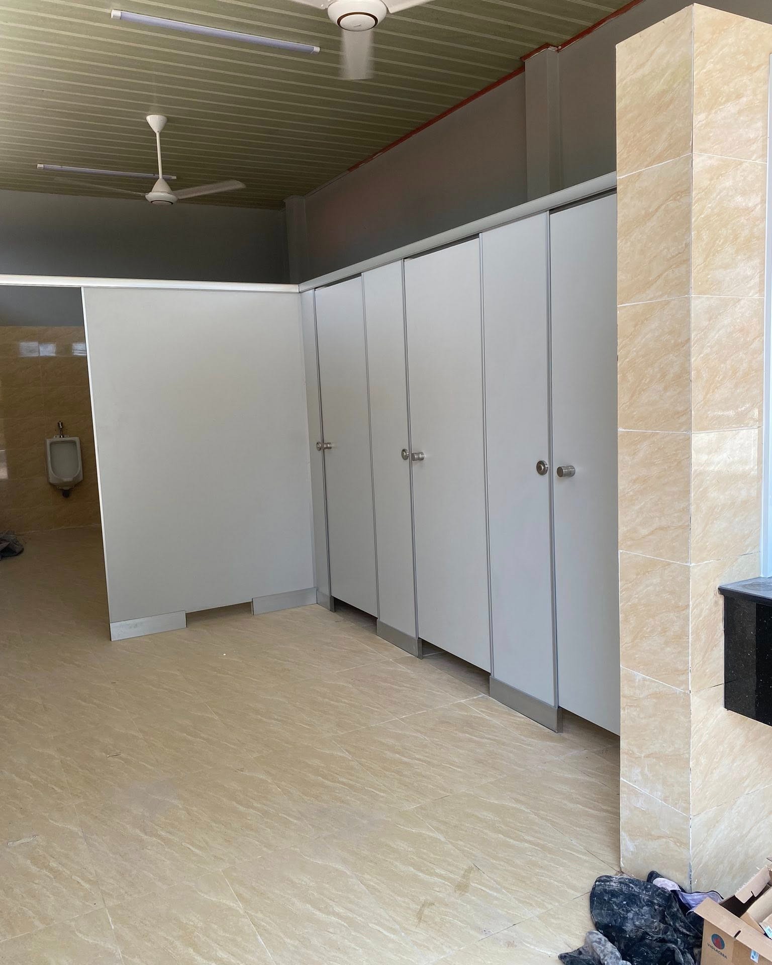 Thi Công Vách Ngăn Vệ Sinh Tấm Compact HPL Tại Gia Lai