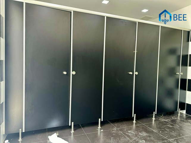 MÀU ĐEN SANG TRỌNG TRONG CÁC VÁCH NGĂN QUÁN BAR