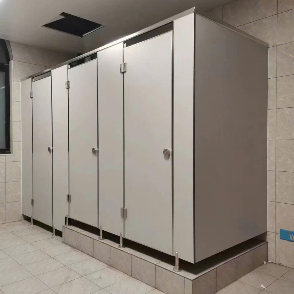 Thi Công Vách Ngăn Vệ Sinh Tấm Compact HPL Tại Thái Nguyên – MBEE