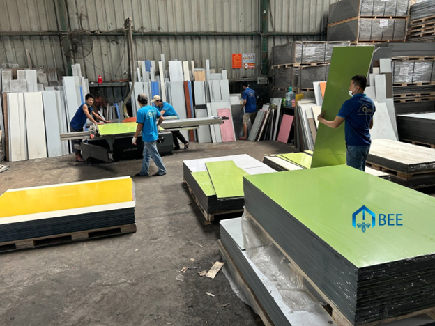 LUÔN TẬN TÂM PHỤC VỤ Mbee hỗ trợ dịch vụ 24/7 mọi yêu cầu của khách hàng đã và đang cần sản phẩm của chúng tôi. Bất kể lúc nào cần hãy gọi cho chúng tôi, đội ngũ kỹ sư chúng tôi rất hân hạnh được hỗ trợ những khách hàng đã sử dụng sản phẩm của Mbee. Đội ngũ nhân viên đông đảo và nhiệt tình sẽ tư vấn và gửi mẫu mã bóc tách hướng dẫn thi công cho khách hàng. Chúng tôi luôn cố gắng hoàn thiện từng ngày để đưa đến chất lượng dịch vụ tốt nhất cho khách hàng. CHÍNH SÁCH ĐỔI TRẢ Đổi trả ngay lập tức khi khách hàng nhận hàng trong tình trạng sau đây: • Hàng không đạt chất lượng ( cong vênh, hư hỏng ..) • Hàng mới không trầy xước không bể mẻ. • Hàng không đúng mẫu mã, màu sắc như 2 bên đã thỏa thuận • Hàng không không đúng chuẩn về độ dày do tấm không đạt chất lượng gây tấm bị nở.. MBEE CAM KẾT: ✔Sẵn sàng giao hàng đúng tiến độ cam kết. ✔Sẵn sàng giao hàng đúng tiêu chuẩn chất lượng đã đăng ký để đảm bảo an toàn. ✔ Sẵn sàng phục vụ khách hàng. ✔ Sản phẩm chính hãng chất lượng. Đừng ngần ngại gọi hay liên hệ zalo với chúng tôi chúng tôi sẽ tư vấn các gói vật tư hợp với nhu cầu khách hàng. Gửi mẫu mã cho các các khách hàng đại lý tỉnh muốn phân phối và mô hình mẫu cho khách hàng để chào mẫu và dự thầu. Hãy đến với MBEE để trải nghiệm chất lượng phục vụ của chúng tôi. ĐỘI NGŨ NHÂN VIÊN CÔNG TY MBEE LUÔN SẴN SÀNG VÌ KHÁCH HÀNG