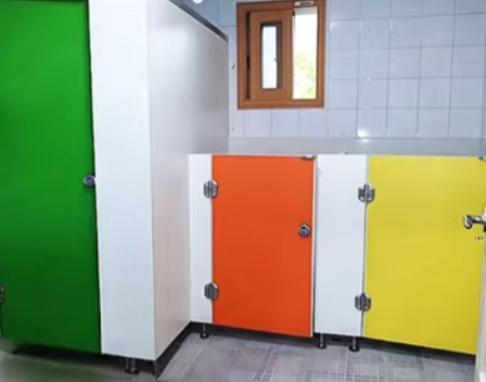 Vách ngăn vệ sinh trường mầm non bằng tấm Compact HPL