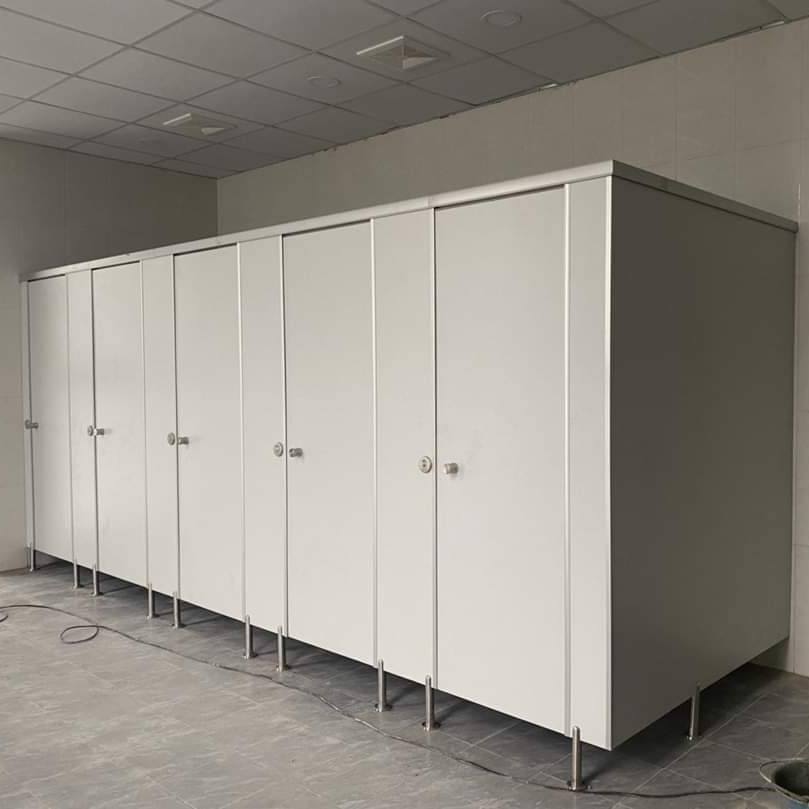 Thi Công Nhanh Vách Ngăn Vệ Sinh Tấm Compact HPL