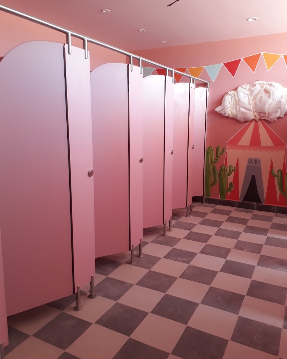 Thi Công Nhanh Vách Ngăn Vệ Sinh Tấm Compact HPL