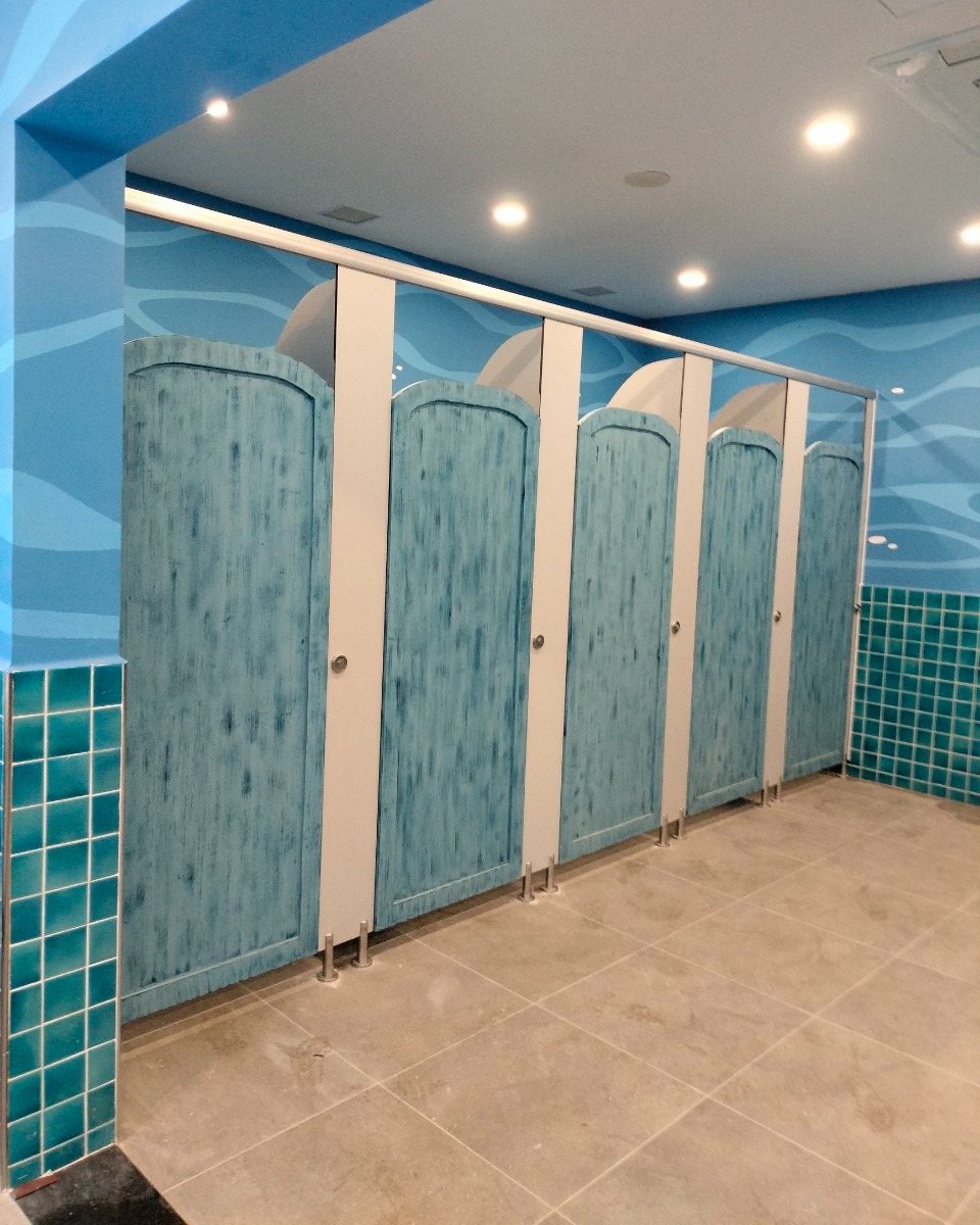 Thi Công Nhanh Vách Ngăn Vệ Sinh Tấm Compact HPL