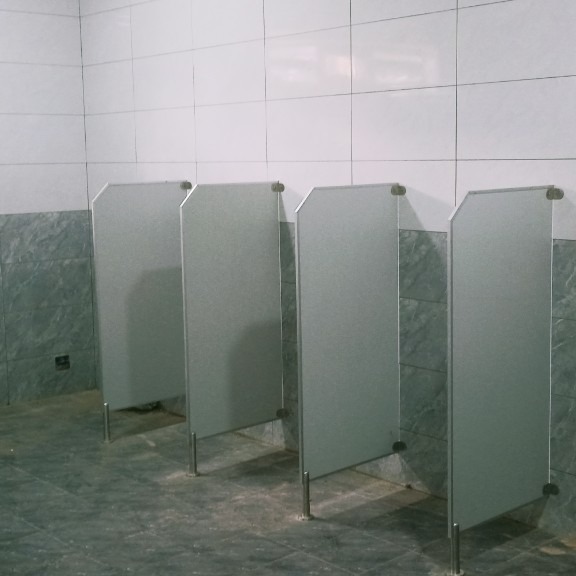 Thi Công Nhanh Vách Ngăn Vệ Sinh Tấm Compact HPL