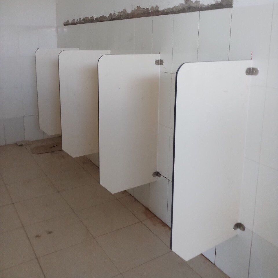 Thi Công Nhanh Vách Ngăn Vệ Sinh Tấm Compact HPL