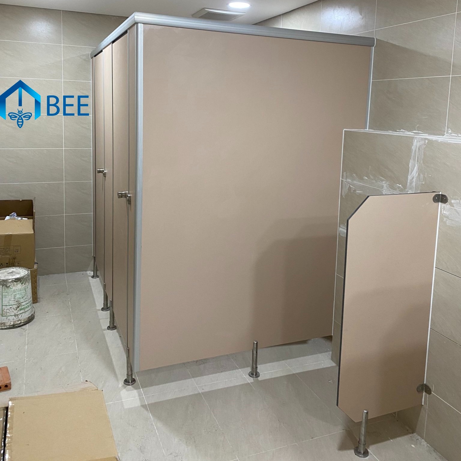 Thi Công Nhanh Vách Ngăn Vệ Sinh Tấm Compact HPL