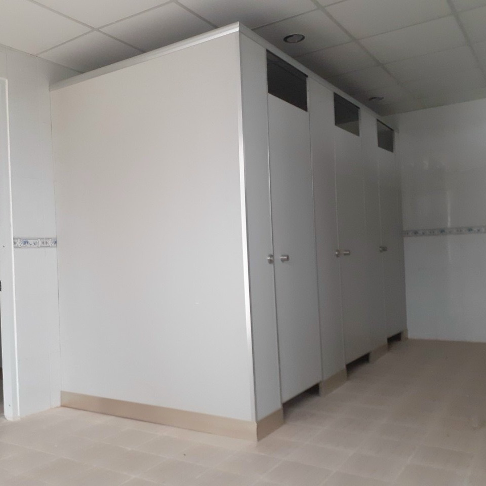 Thi Công Nhanh Vách Ngăn Vệ Sinh Tấm Compact HPL