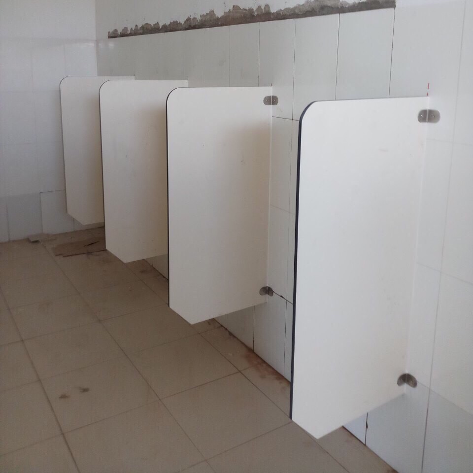 Thi Công Nhanh Vách Ngăn Vệ Sinh Tấm Compact HPL