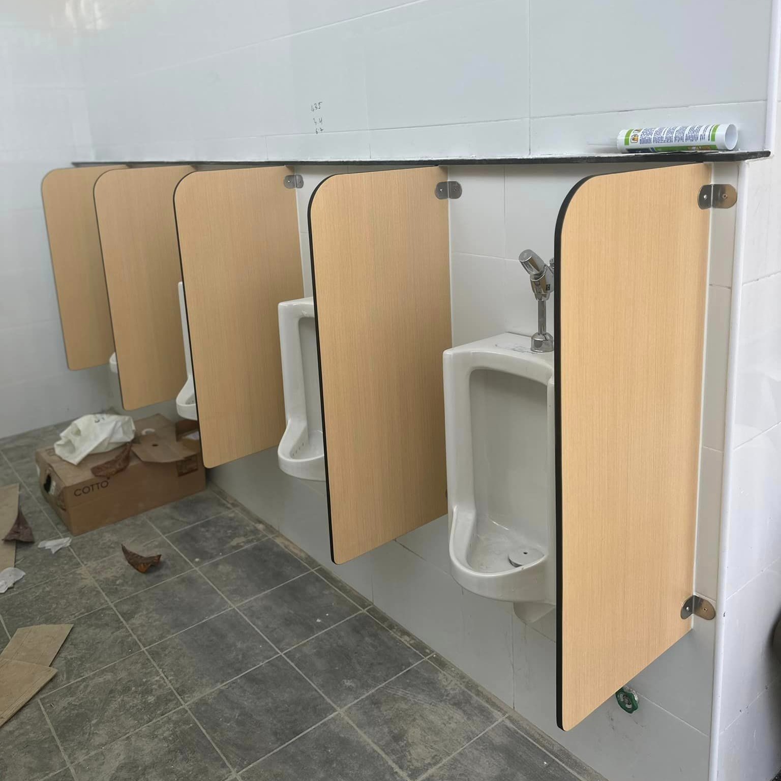 Thi Công Nhanh Vách Ngăn Vệ Sinh Tấm Compact HPL