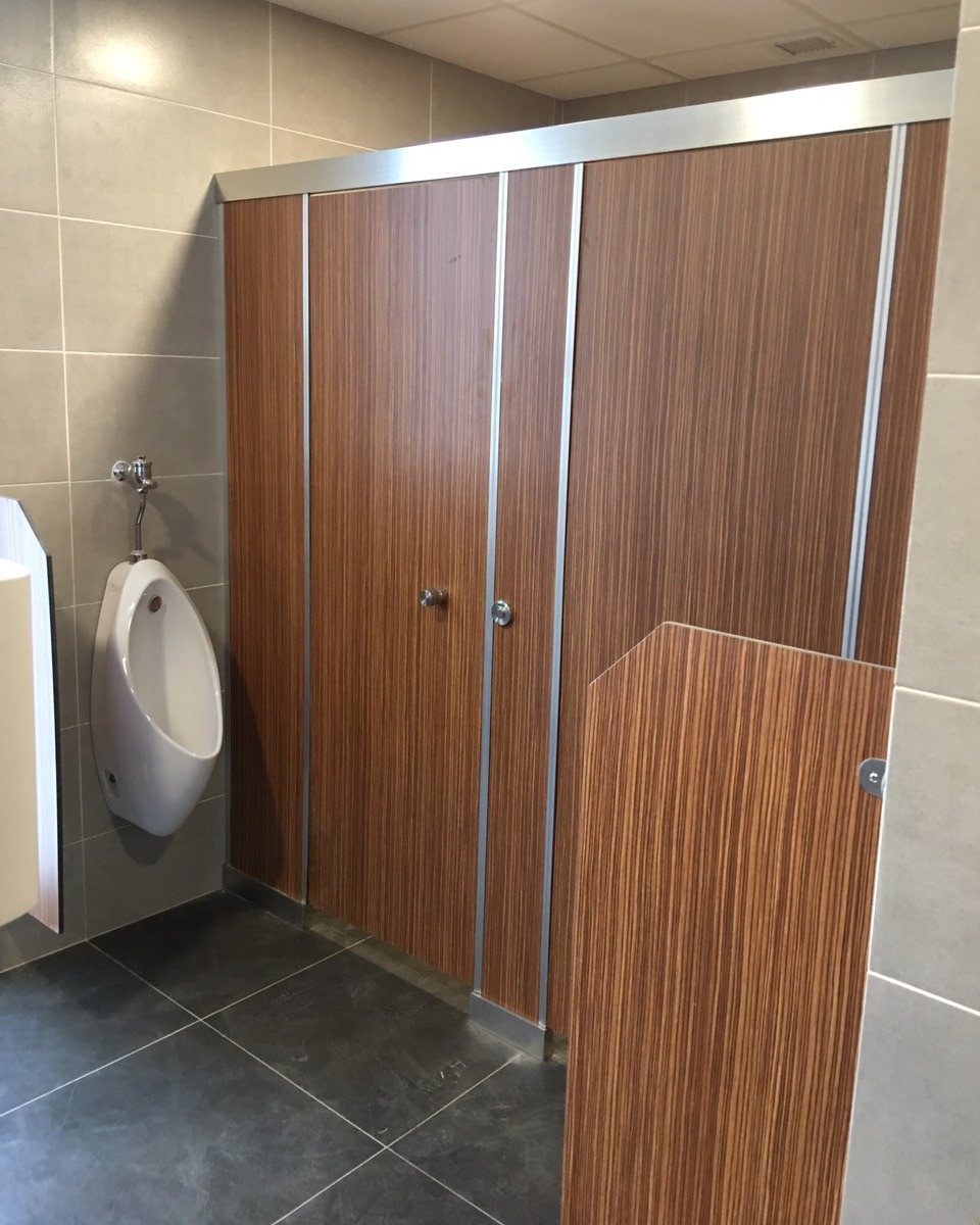 Thi Công Nhanh Vách Ngăn Vệ Sinh Tấm Compact HPL