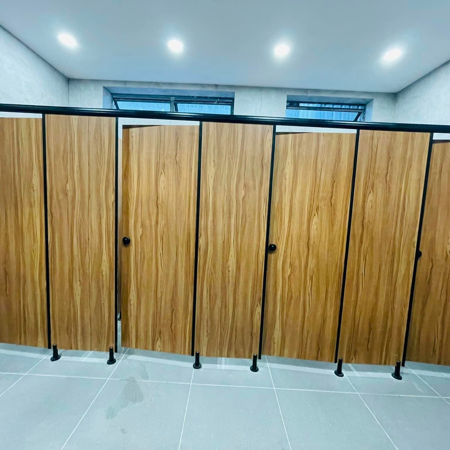 Thi Công Nhanh Vách Ngăn Vệ Sinh Tấm Compact HPL