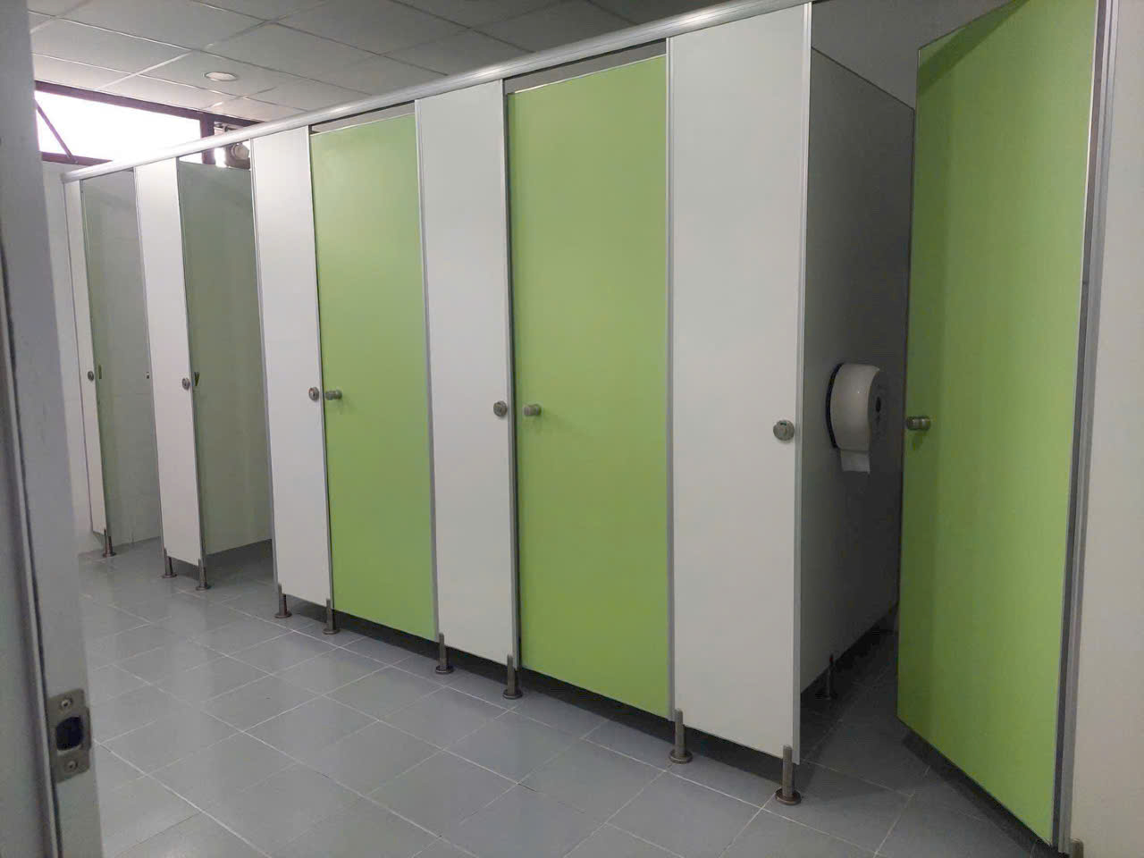 Vách Ngăn Compact Cấu Tạo Từ A-Z: HPL là Gì? Phenolic là Gì?