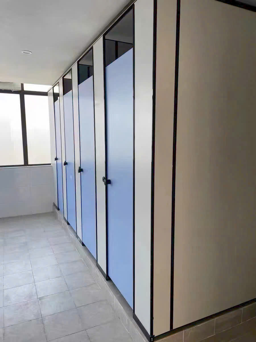 Vách Ngăn Compact Cấu Tạo Từ A-Z: HPL là Gì? Phenolic là Gì?