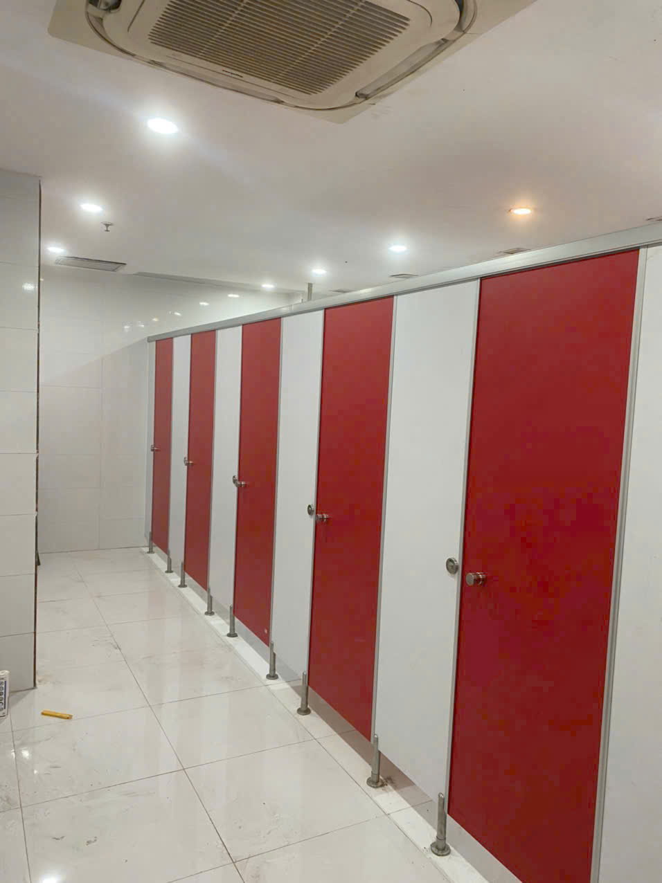 Vách Ngăn Tấm Compact HPL – Giải Pháp Chống Ẩm Mốc Hiệu Quả