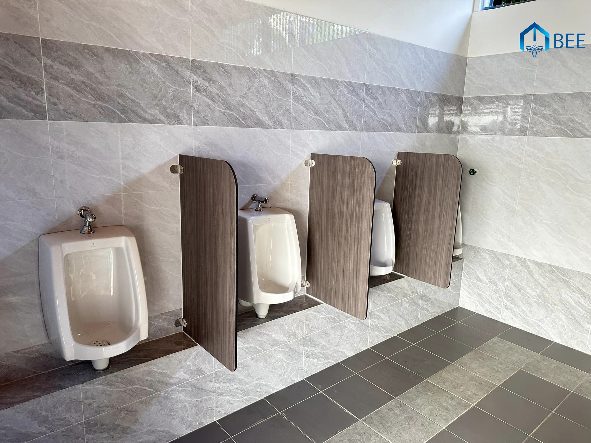 Vách Ngăn Tấm Compact HPL Cho Nhà Vệ Sinh Công Cộng