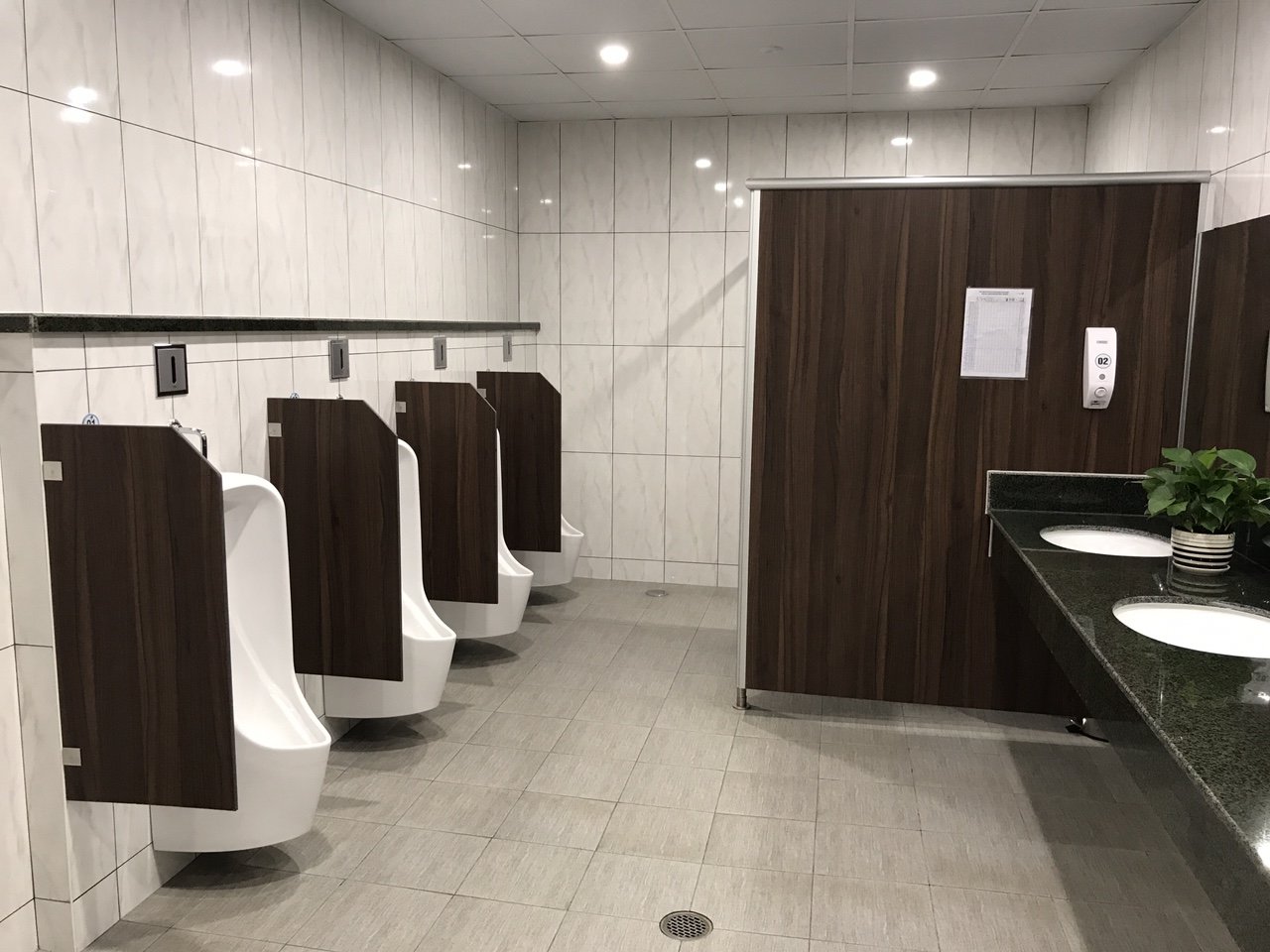 Thi Công Vách Ngăn Vệ Sinh Tấm Compact HPL Tại Đắk Lắk