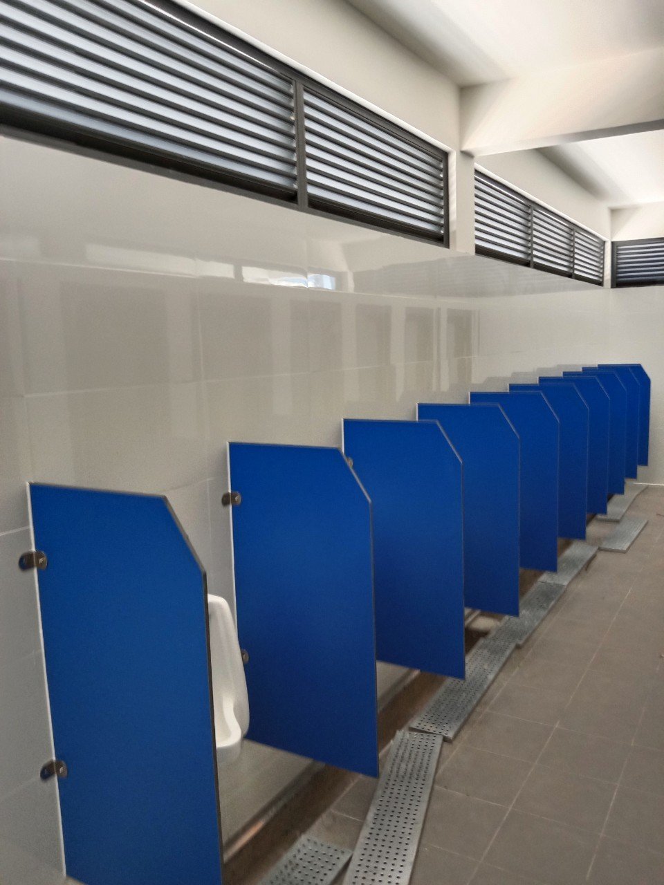 Thi Công Vách Ngăn Vệ Sinh Tấm Compact HPL Tại Lâm Đồng