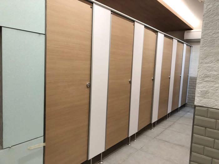 Thi Công Vách Ngăn Vệ Sinh Tấm Compact HPL Tại Lâm Đồng