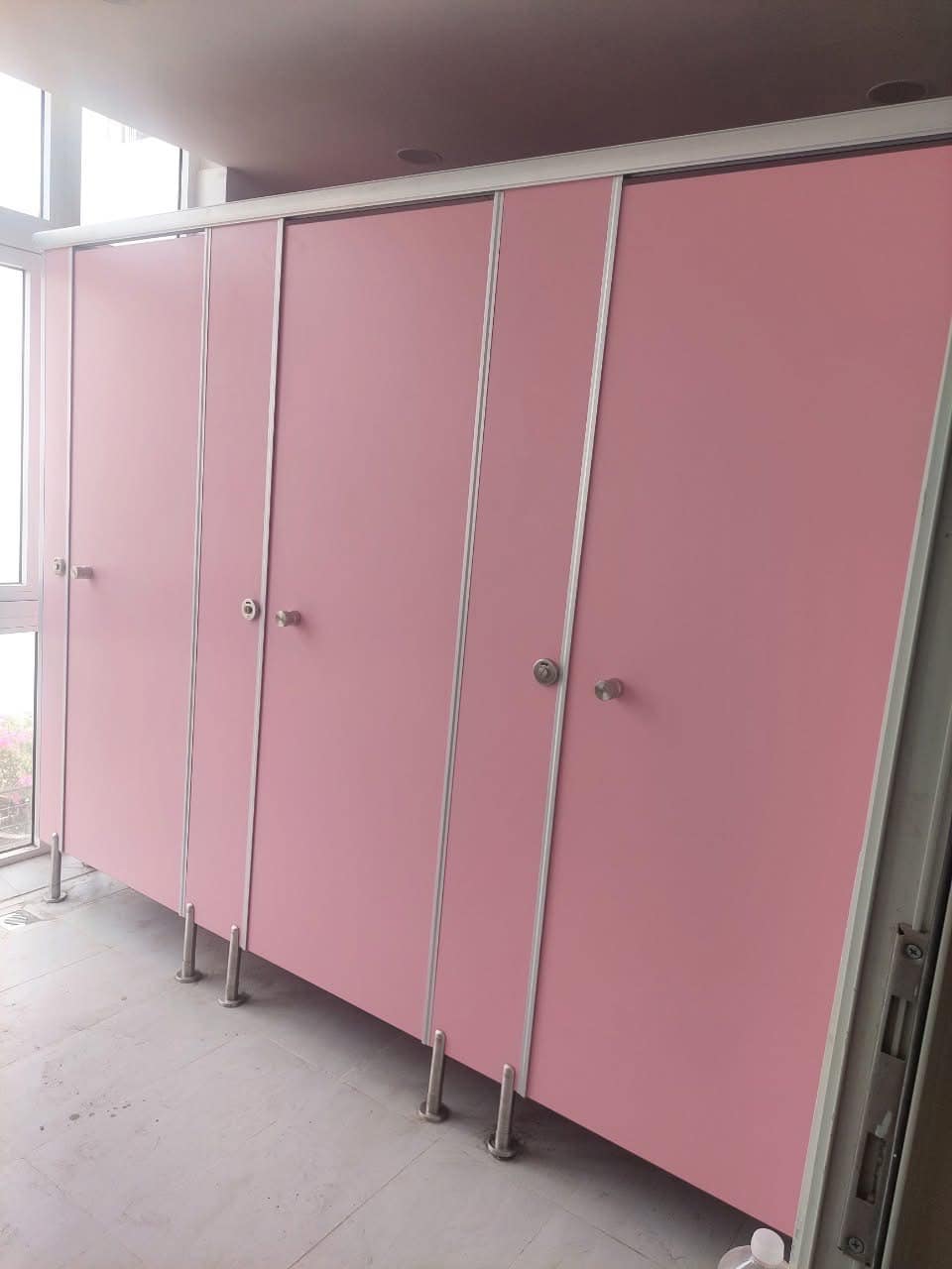 Thi Công Vách Ngăn Vệ Sinh Tấm Compact HPL Tại Đồng Nai