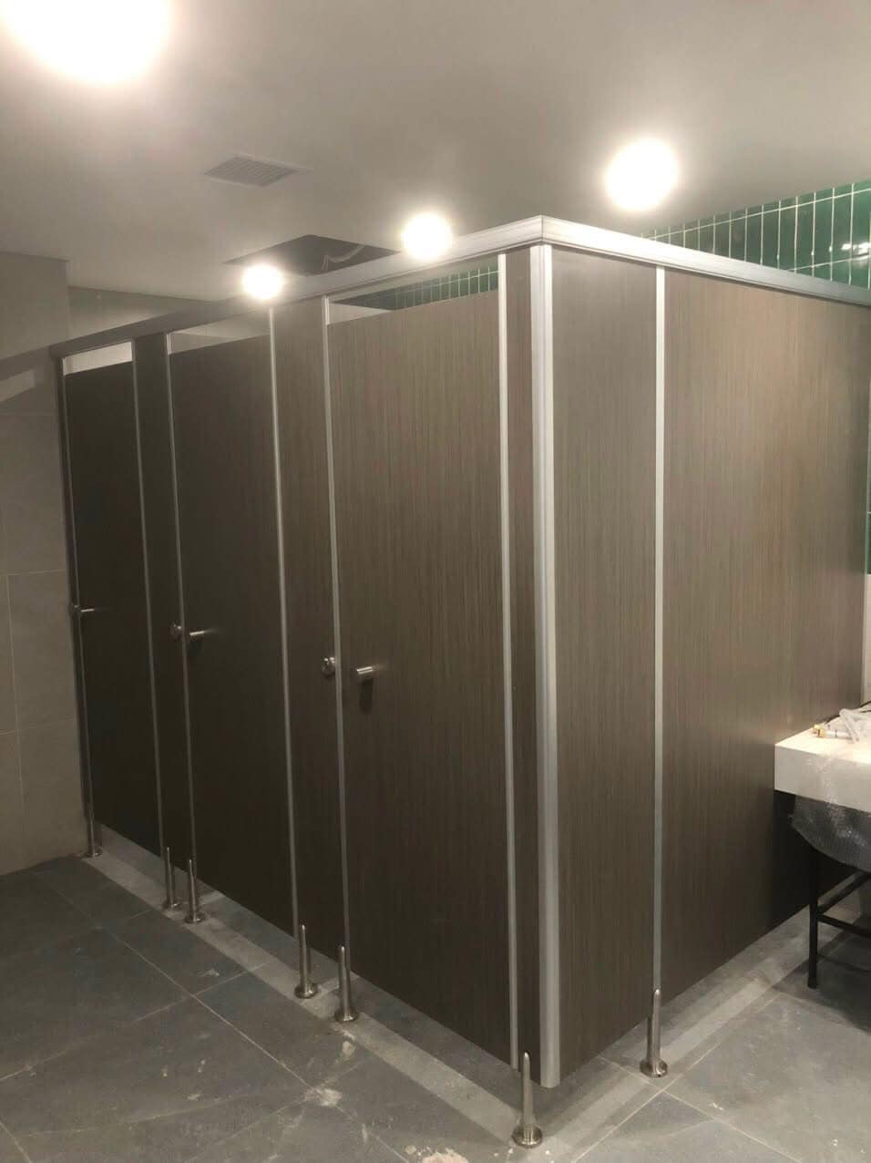 Thi Công Vách Ngăn Vệ Sinh Tấm Compact HPL Tại Đồng Nai